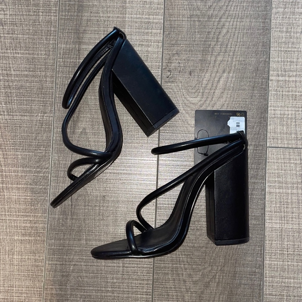 NWT black heeled sandals